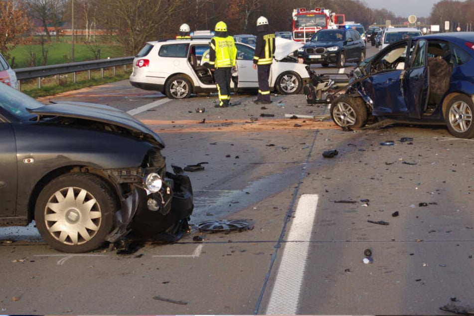 Die Geisterfahrt endete tödlich: Drei zerstörte Autos stehen auf der Autobahn 1 im Landkreis Diepholz.