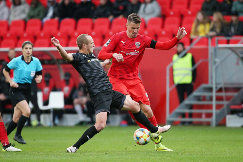 Julius Reinhardt (l.) versucht, Ingolstadts Torjäger Stefan Kutschke zu stoppen.