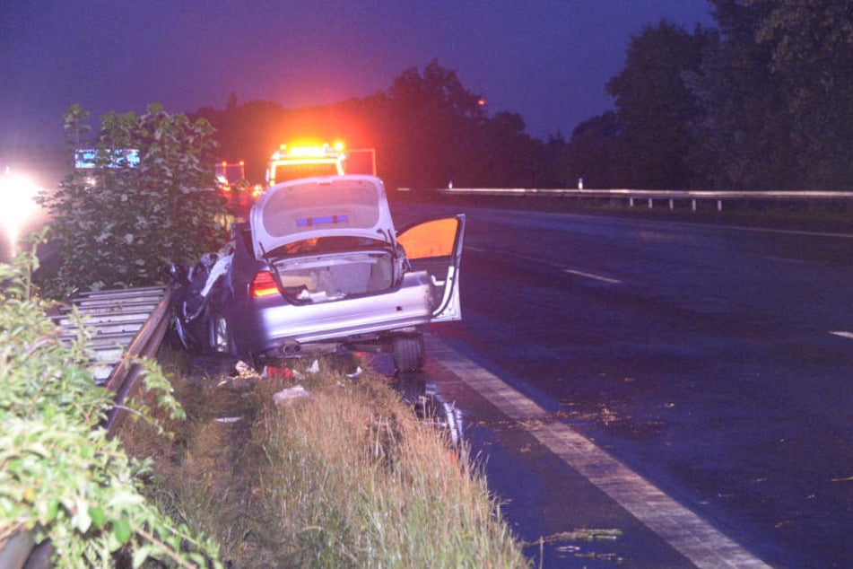 Der BMW wurde bei dem Crash unter die Leitplanke gedrückt.