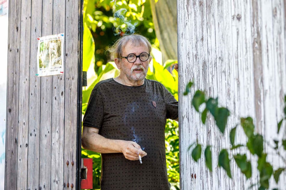 Kunsthof-Betreiber Uwe Piller (64) raucht erleichtert seine Zigarette "danach": Gerade musste der Gerichtsvollzieher wieder abrücken.