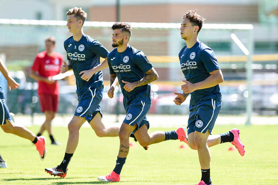 Henri Weigelt (v.l.), Keanu Staude und Mert Cingöz laufen gemeinsam im Trainingslager in Österreich.
