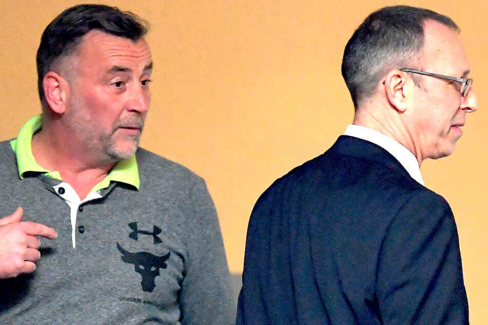 Lutz Bachmann (l), Mitbegründer und Chef von PEGIDA, und Jörg Urban, neuer Landesvorsitzender der AfD Sachsen, begegnen sich im Veranstaltungssaal beim AfD-Landesparteitag.