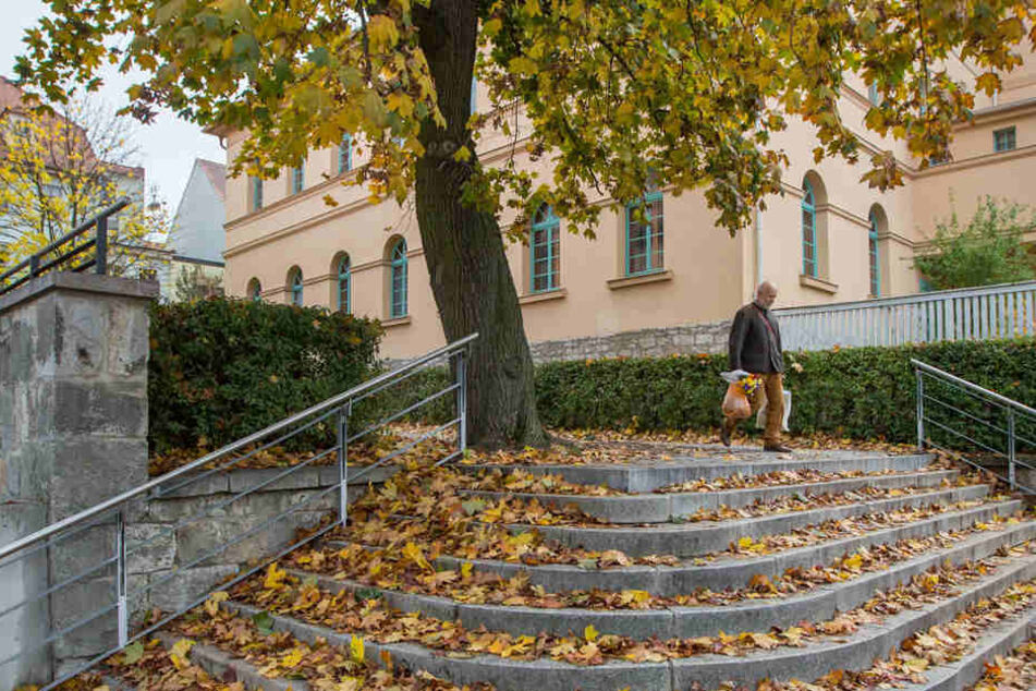 Auf einer Treppe in Weimar sammelt sich das Herbstlaub.