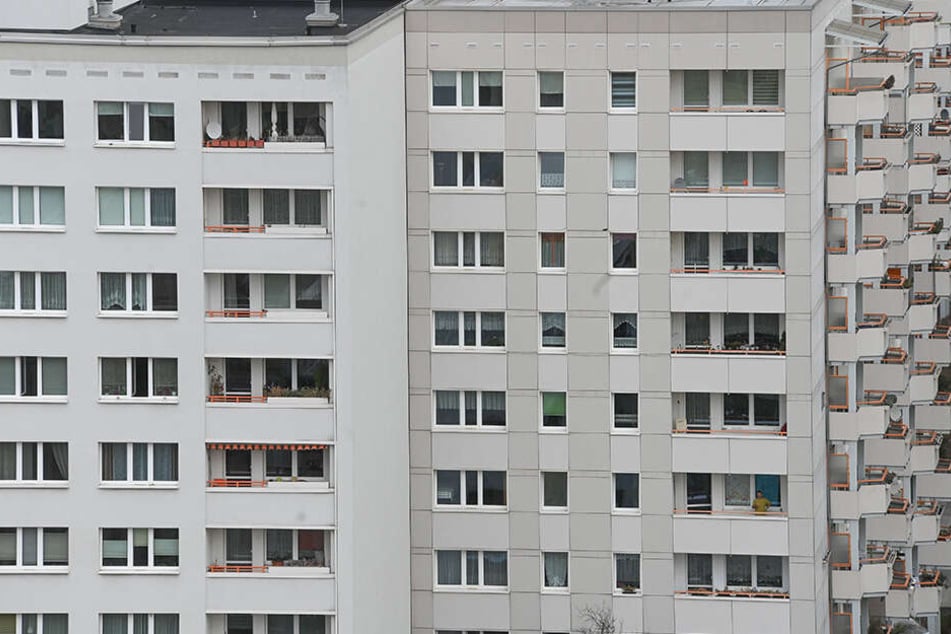 Von seinem Balkon aus zeigte der Mann den Hitlergruß und rief rechte Parolen. (Symbolbild)