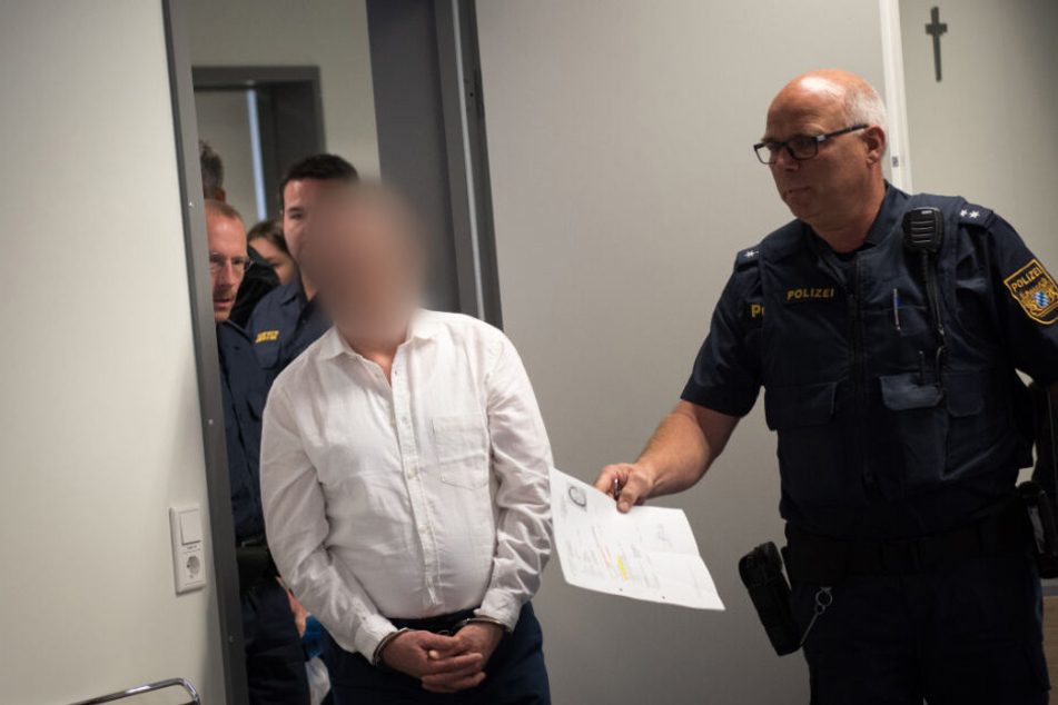Der Angeklagte wird am 22.05.2019 in den Gerichtssaal des Landgerichts Aschaffenburg geleitet.