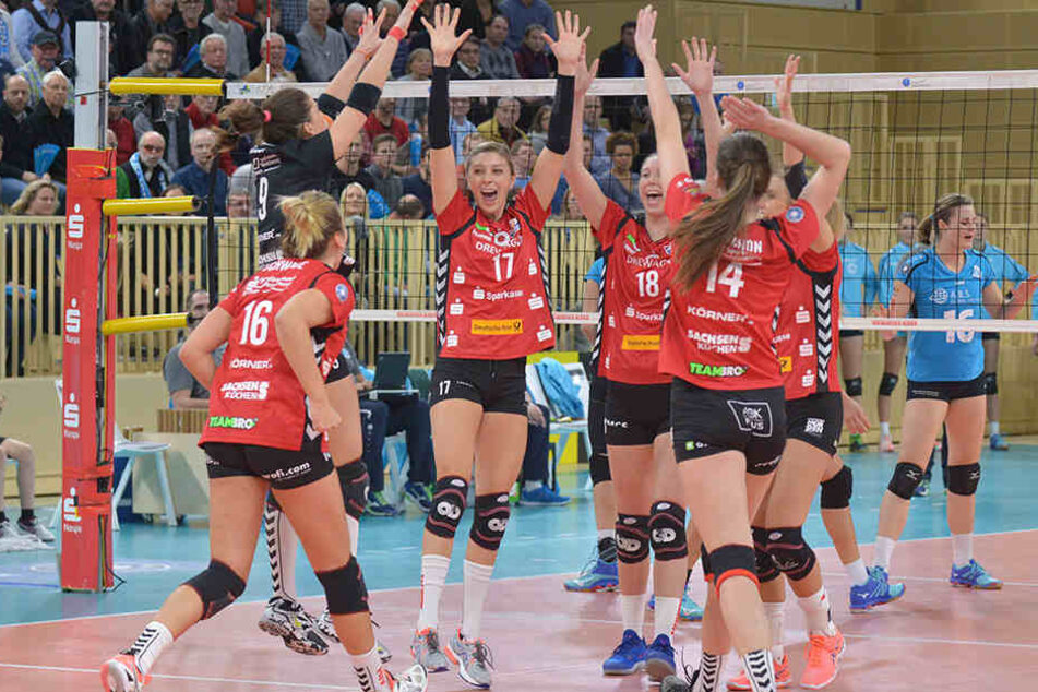 Die DSC-Volleyballerinnen feien einen gewonnenen Punkt. US-Angreiferin Gina Mancuso (17) reißt jubelnd die Arme hoch.