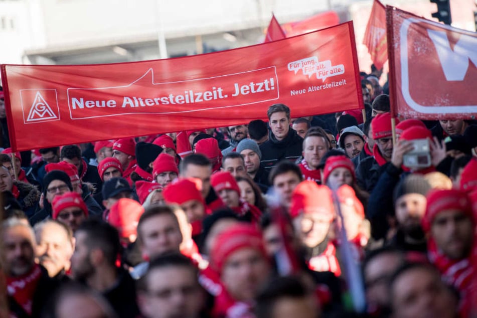 In Baden-Württemberg protestierten auch am Montag wieder Tausende Beschäftigte, wie hier vor dem Porsche-Museum in Stuttgart.