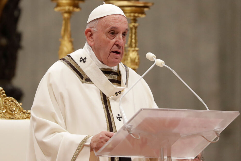 Papst Franziskus war von der übereifrigen Gläubigen sichtlich genervt.
