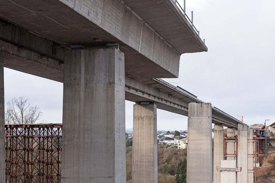 Noch immer hängen Gerüstteile von der Brücke runter. (Symbolbild)
