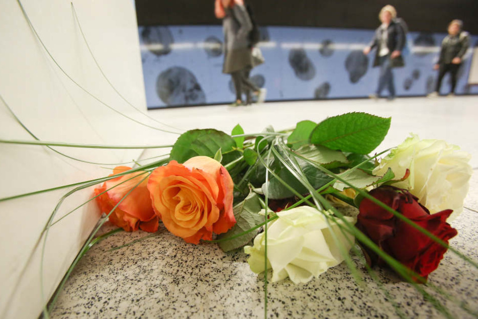 Am Freitag legten Passanten Blumen an der S-Bahnstation Jungfernstieg ab.