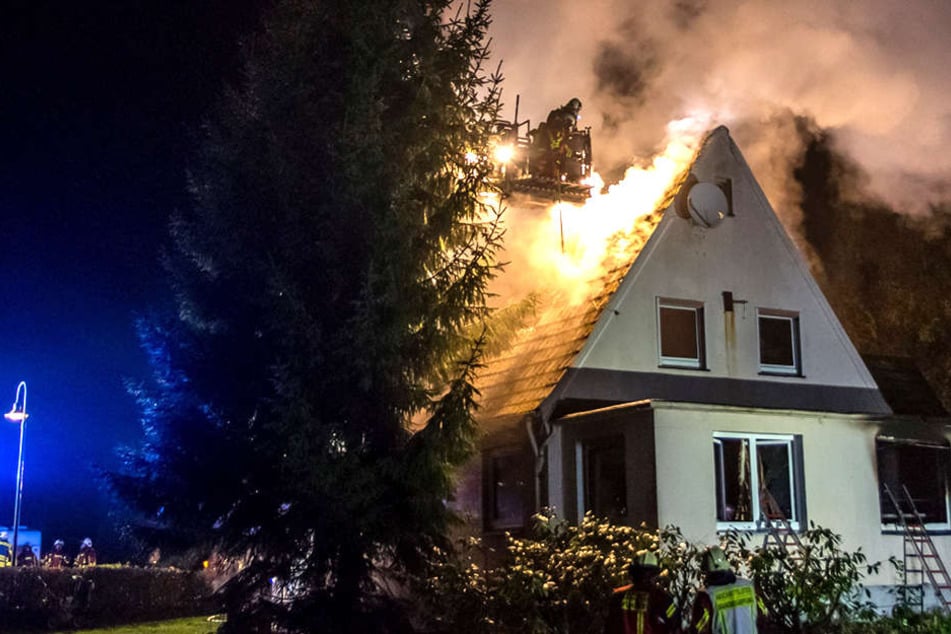 Das Feuer breitete sich schnell bis zum Dach aus.