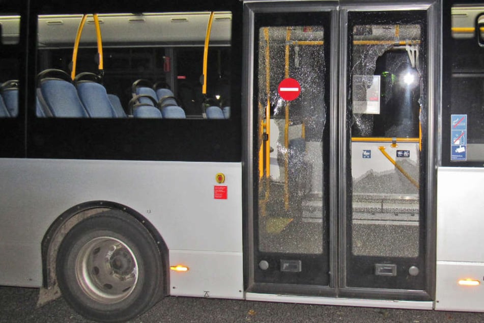 Am 3. Oktober wurde ein Linienbus in Erkrath mit Steinen beworfen.