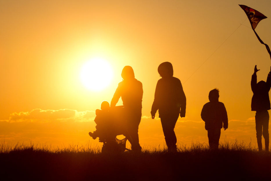 Auch Zeit mit der Familie verbringen macht glücklich. (Symbolbild)