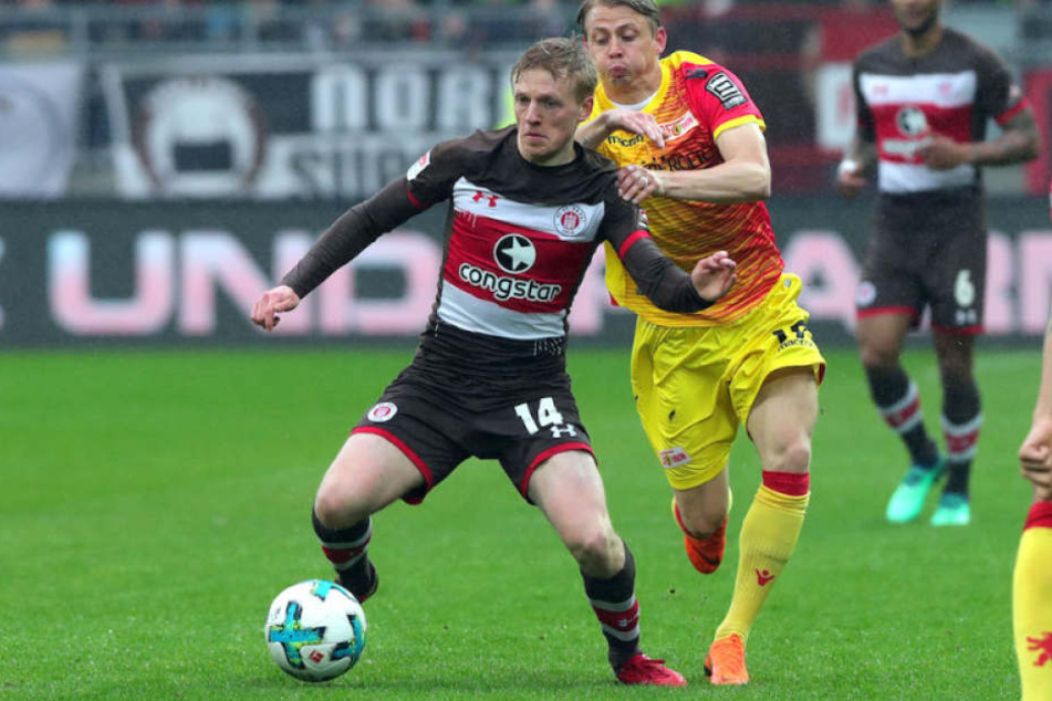 Kiez-Kicker Mats Möller Daehli (li.) im Zweikampf mit Unions Torschütze Simon Hedlund.