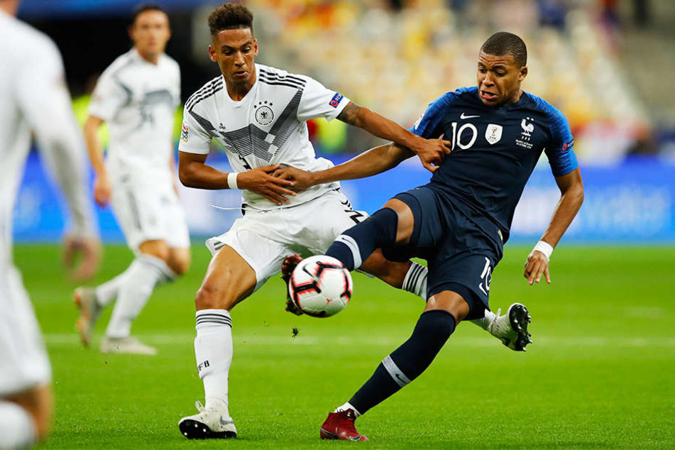 Duell der Vereinskameraden: Frankreichs Superstar Kylian Mbappé (r.) wird von Deutschlands Thilo Kehrer (l.) attackiert.