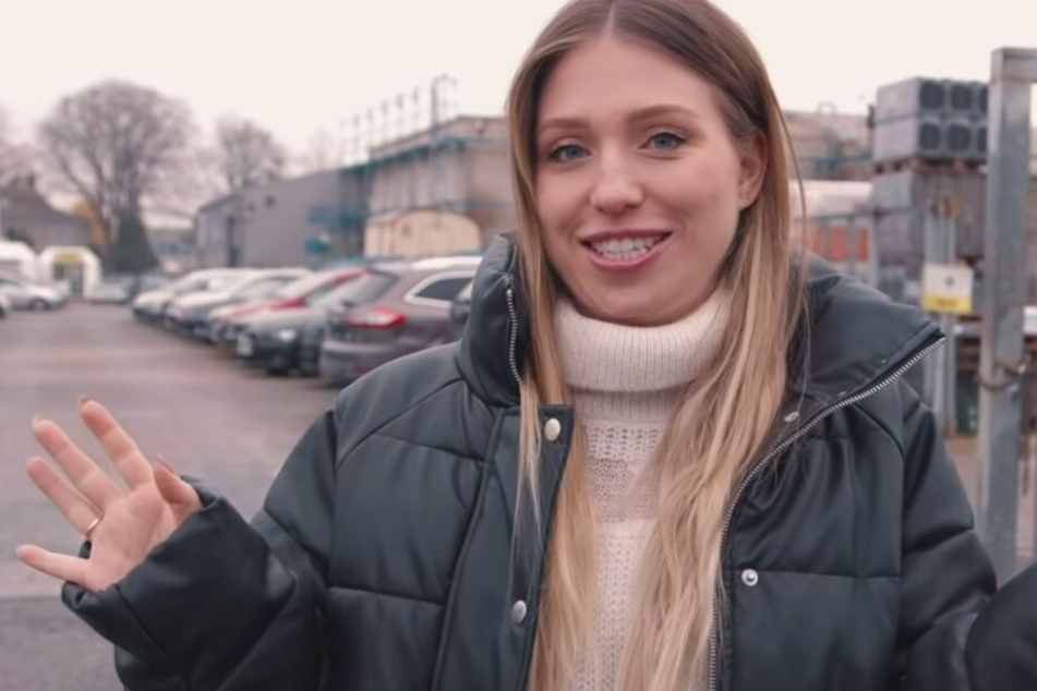 Bibi Claßen (26) verschenkte mit in Köln zwei frisch gekaufte Gebrauchtwagen an unbekannte Menschen.