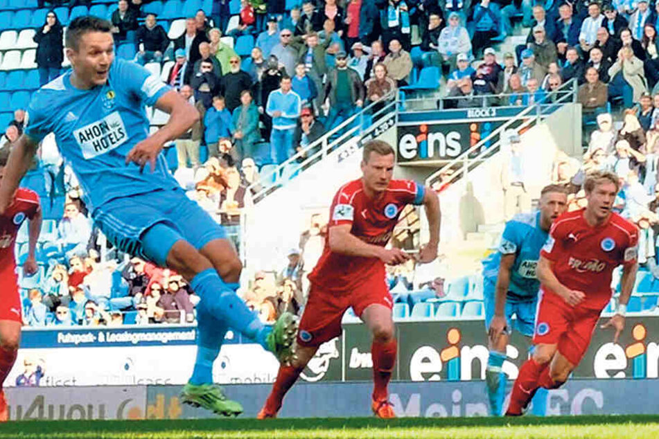 Das Elfmeter-Tor! Daniel Frahn (l.) zieht ab und überwindet Lottes Schlussmann Benedikt Fernandez zum 3:1.