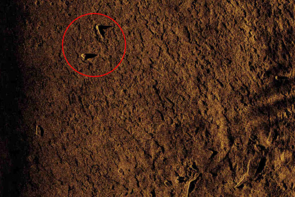 Auf dem Sonarbild des ThunderFish-Unterwasserfahrzeugs erkennt man Fragmente auf dem Grund des Sees.