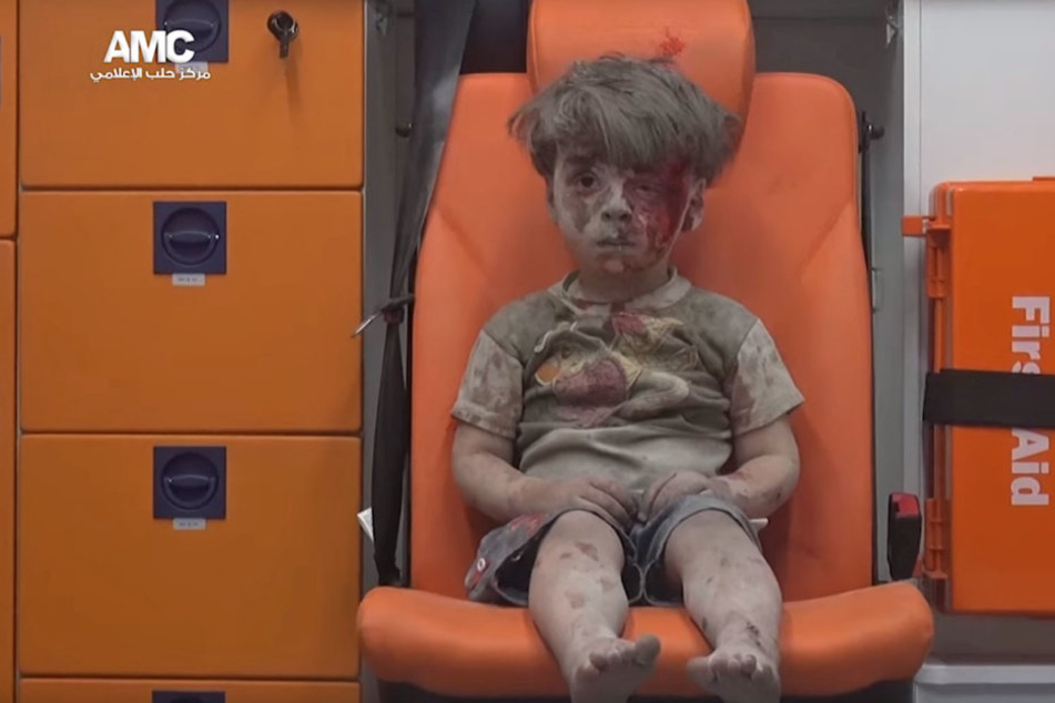 Der Kleine sitzt im Krankenwagen und starrt ins Leere.