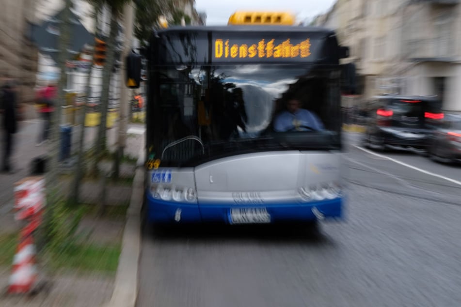 Der Busfahrer erlitt leichte Verletzungen. (Symbolbild)
