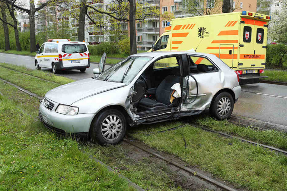 Der Audi wurde von der Bahn erfasst, der Fahrer eingeklemmt.