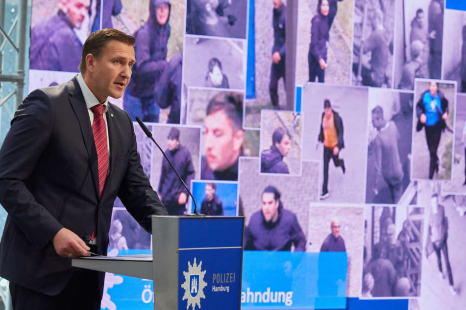 Polizeipressesprecher Timo Zill zeigte auf der Pressekonferenz einige Bilder und Vodeosequenzen.