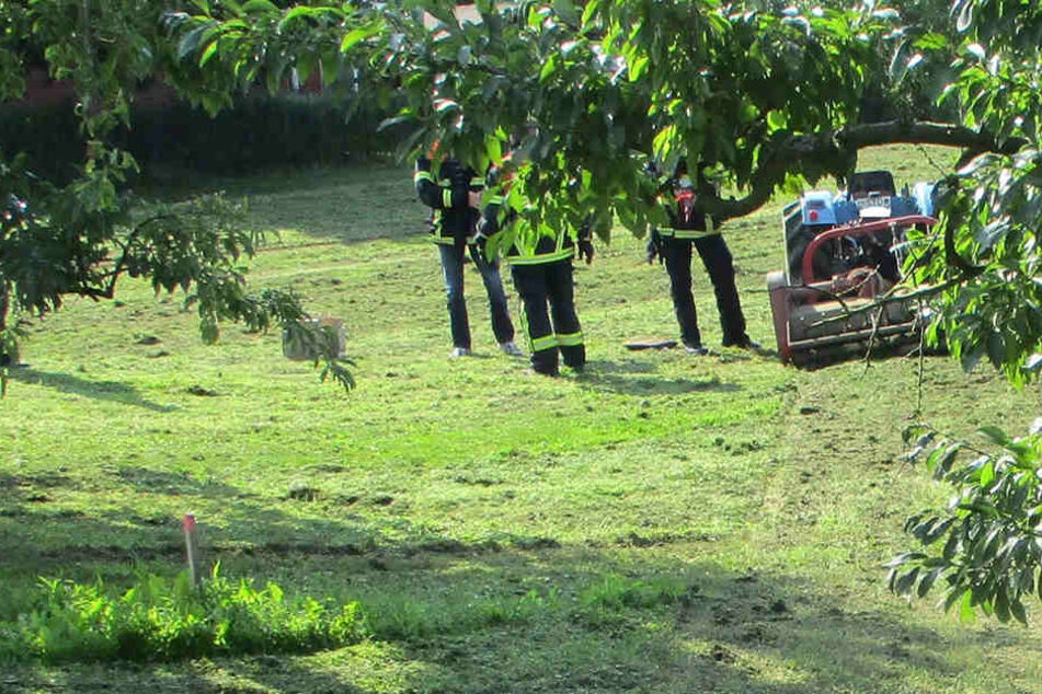 Ermittler der Polizeiinspektion Stade und Polizeibeamte aus Jork nehmen den Unfallort unter die Lupe.