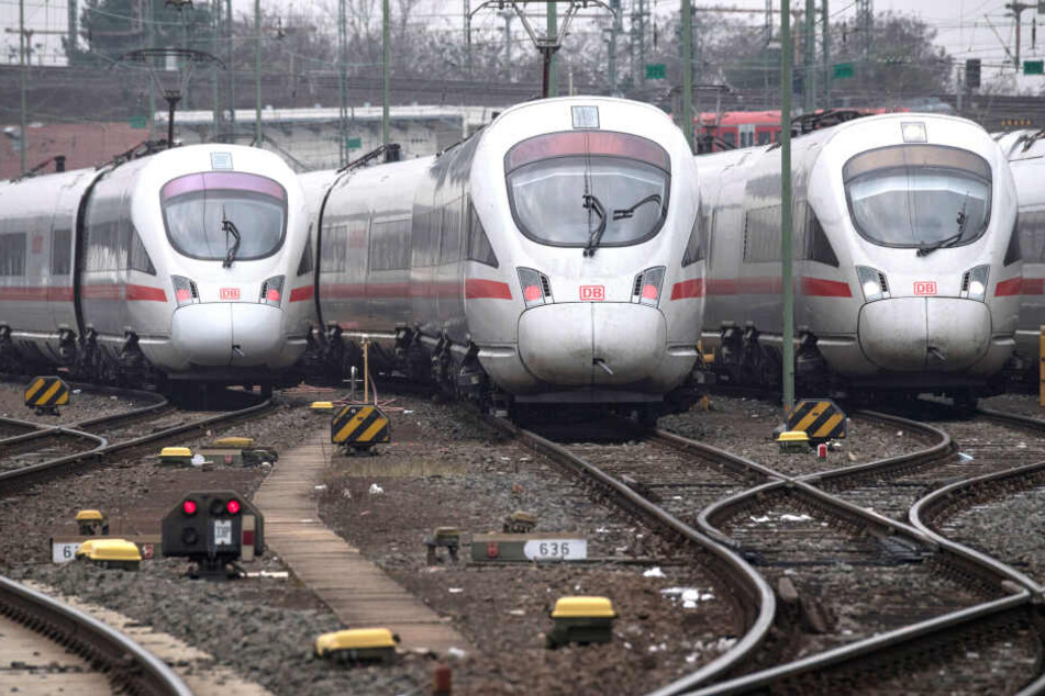 Vier Wagen des ICE waren völlig demoliert. (Symbolbild)