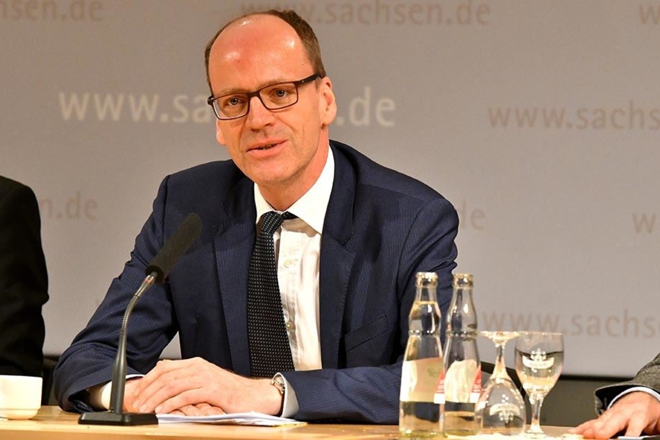Auch der neue sächsische Schatzmeister Matthias Haß (50, CDU) kann aus diversen Kassen die Landesfirmen bedienen, wenn diese Minus machen.