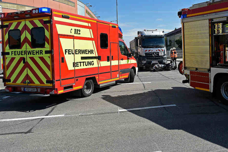Der 66-jährige Biker wurde von dem Lkw überrollt.