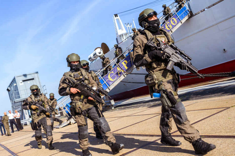 Schwer bewaffnet verließen die Einsatzkräfte das Schiff.