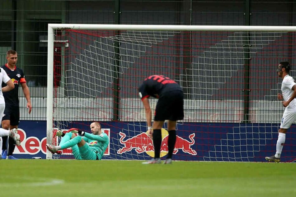 Niedergeschlagen nehmen Willi Orban, Keeper Péter Gulácsi und Fabrice Hartmann das 0:1 hin. Es kam aber noch viel schlimmer.