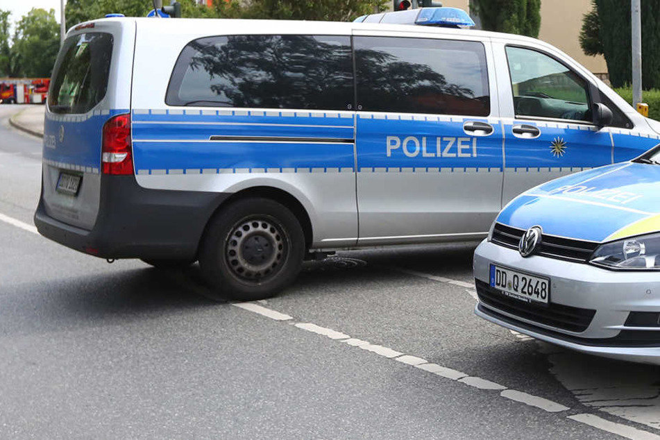 In Dresden-Leuben entblößte sich ein Mann vor zwei spielenden Mädchen. Die Polizei sucht Zeugen.