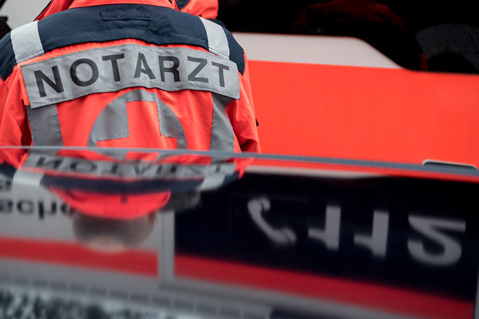 Ein VW-Fahrer (24) fuhr offenbar trotz roter Ampel über die Kreuzung in Schkeuditz und erfasste dabei einen Opel Corsa. Die Insassin (58) starb wenig später an ihren schweren Verletzungen. (Symbolbild)