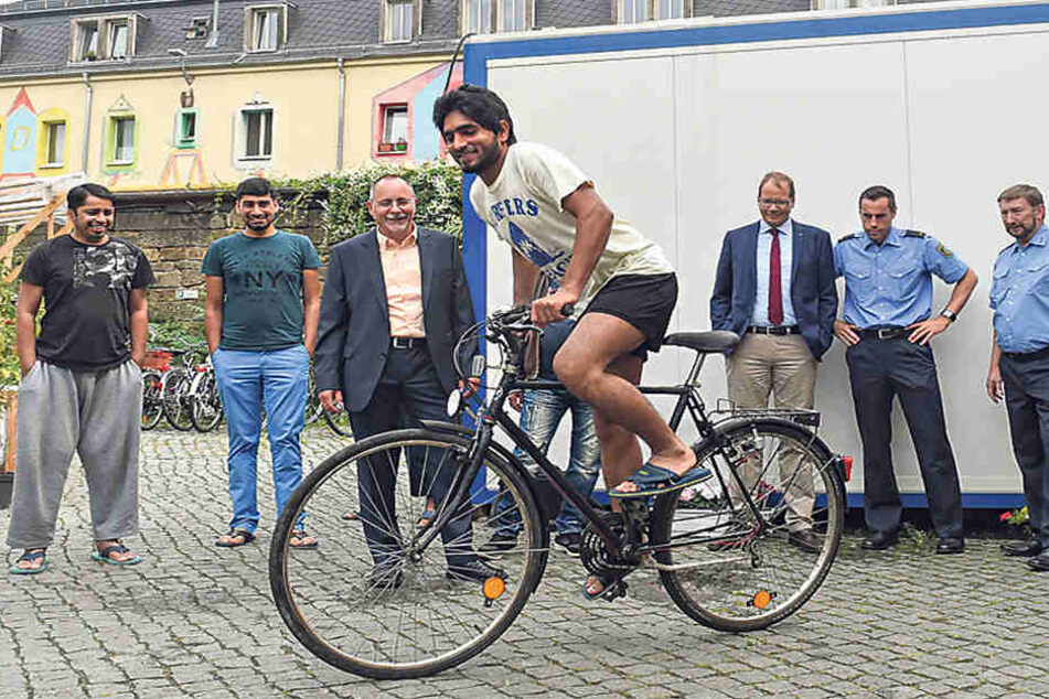 Flüchtling Said Shahbaz (21) aus Pakistan probiert eines der neuen Räder
aus.