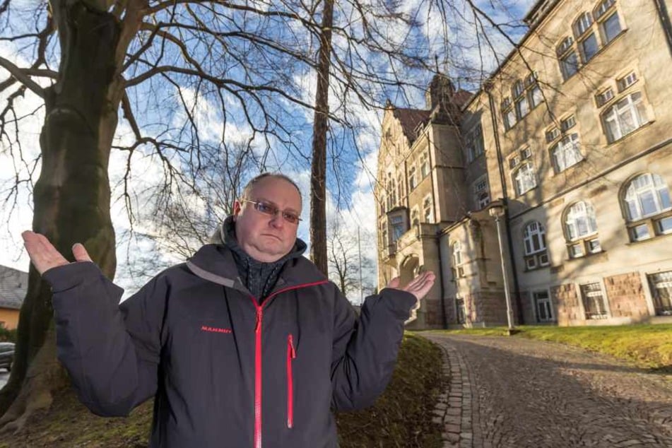 Vater Sven Schliefke (46) kritisiert den massiven Unterrichtsausfall an der Grundschule Siegmar.