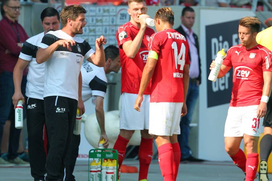 Torsten Ziegner (2. v. l.) im Gespräch mit seinen Jungs.