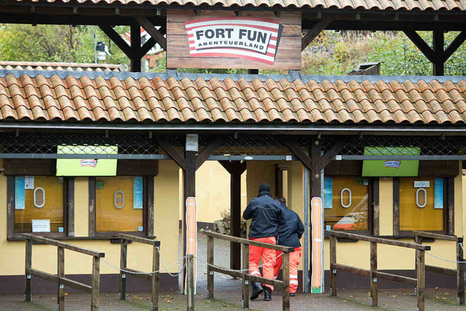 Der Rettungsdienst im Park hat den schwer verletzten Jungen sofort versorgt.