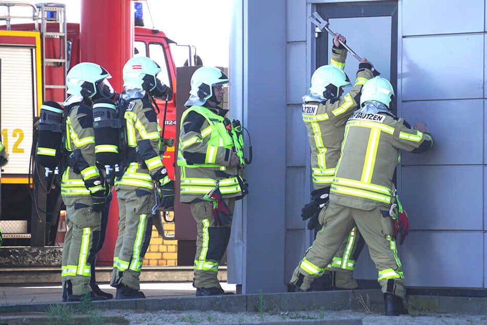 Schnell eilte die Feuerwehr zur Tankstelle. Für den aufmerksamen Melder (64) gab es allerdings Ärger.
