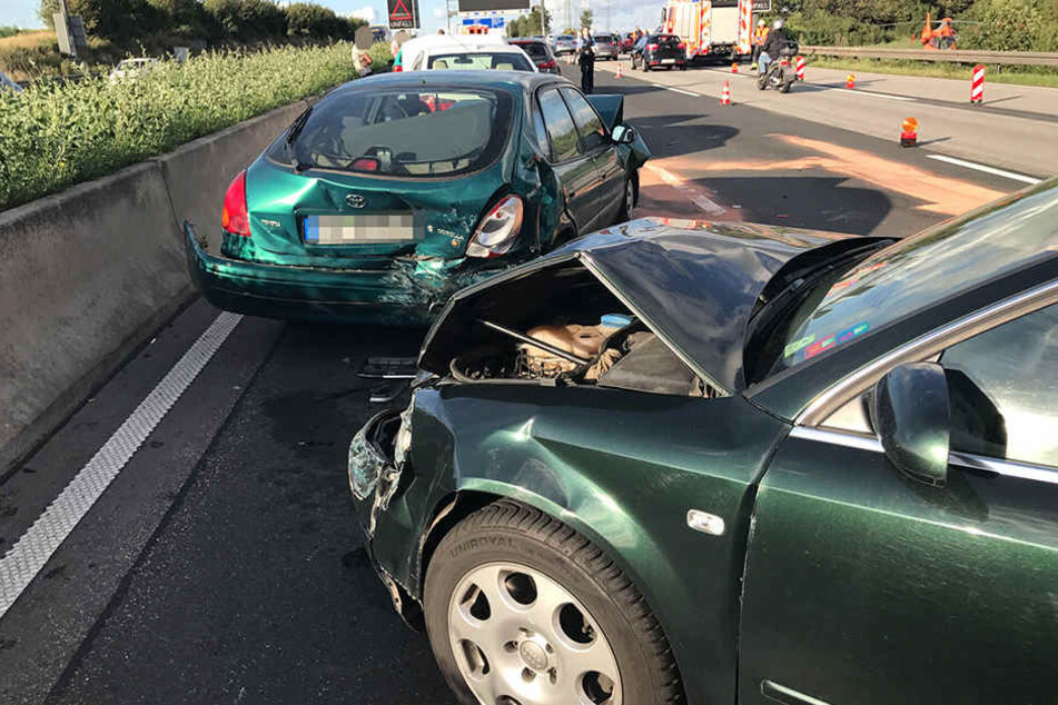 Mindestens vier Fahrer wurden bei dem Massenunfall verletzt.