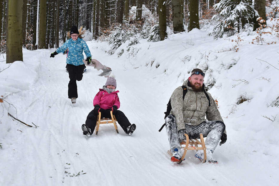 In Rehefeld lockt die mit 1,1 Kilometern längste Naturrodelbahn Sachsens.