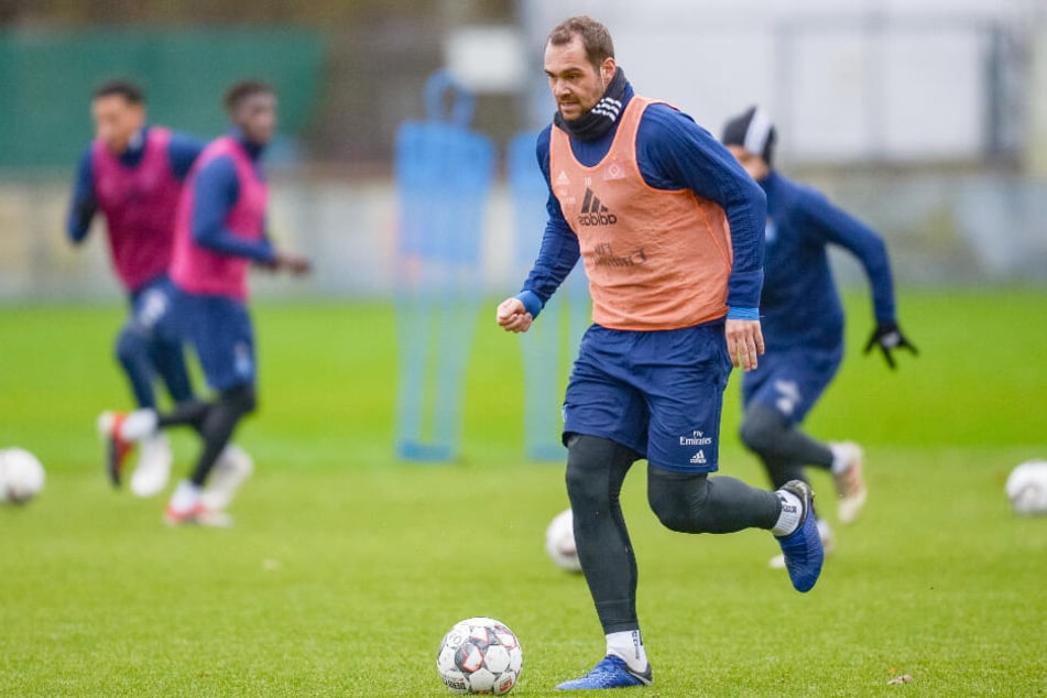 Pierre-Michel Lasogga dribbelt beim Training. (Archivbild)
