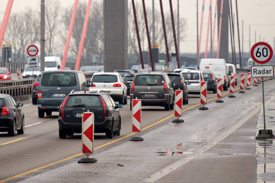 Stau auf der A1 an der Leverkusener Brücke.
