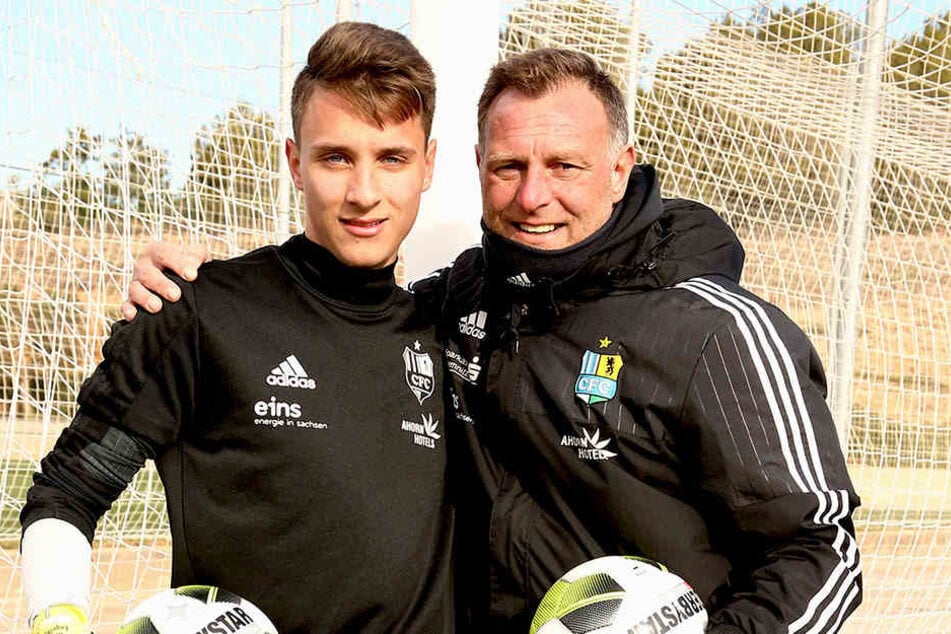 Der Vater mit dem Sohne! Holger Hiemann R.) hat als Torwarttrainer des CFC auch Filius Lucas unter seinen Fittichen.
