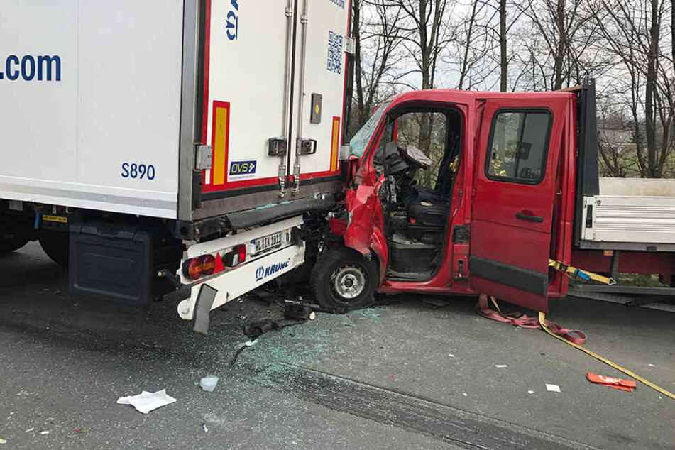 Der Motorblock des Pritschenwagen wurde durch den Aufprall stark eingedrückt.