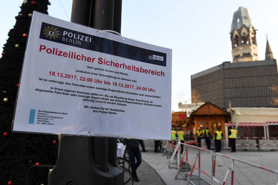 Sicherheitshinsweise wurden am Breitscheidplatz von der Polizei aufgehängt.