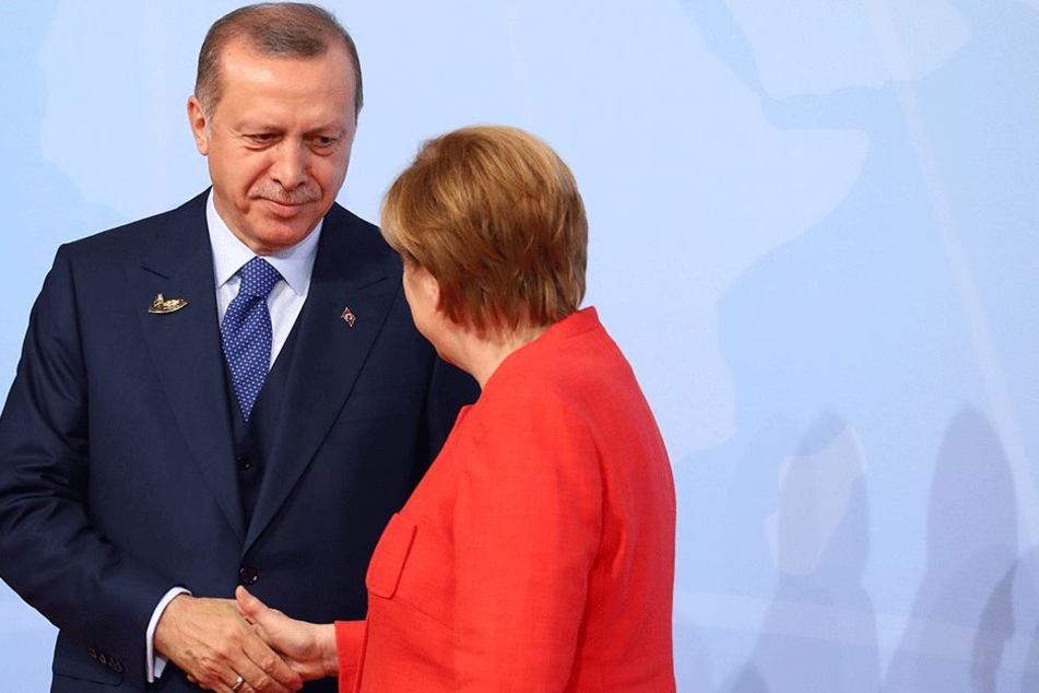 Reichten sich auch beim G20-Gipfel weiterhin die Hand: Kanzlerin Merkel (63, CDU) und Präsident Erdogan (63).