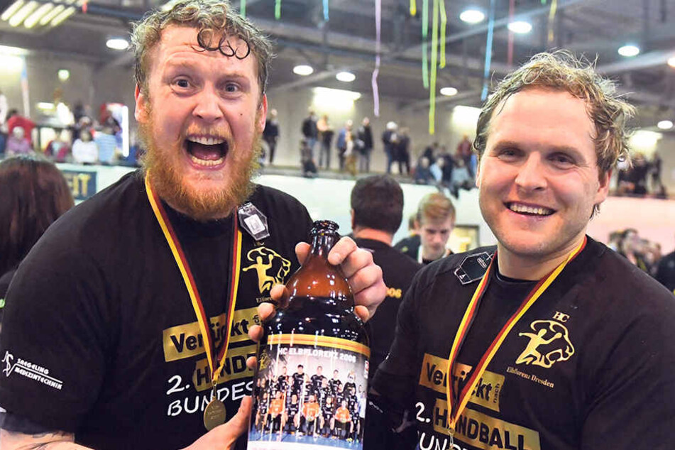 Die Aufsteiger Henning
Quade (l.) und Rene
Boese feiern nach dem
Sieg gegen LVB mit Bier
aus der HCE-Riesenpulle