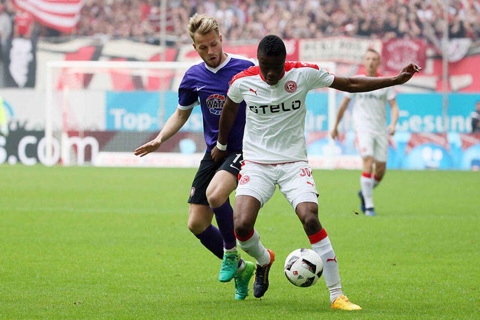 Pascal Köpke (l.) und Anderson Lucoqui kämpfen um den Ball. Am Ende konnten beide Mannschaften den Klassenerhalt feiern.