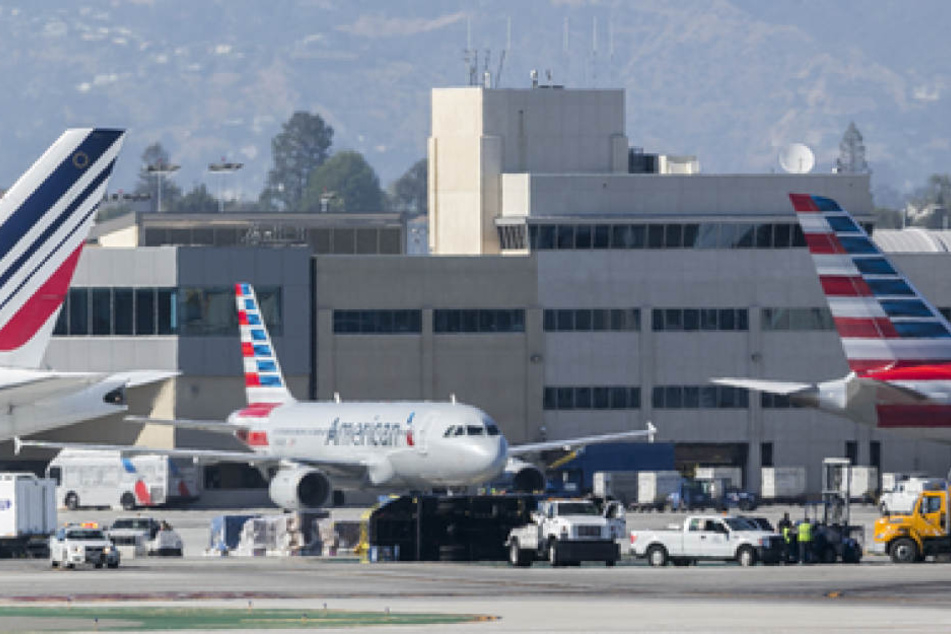 Einsatzkräfte betreuen die Verletzten am Flughafen in Los Angeles.